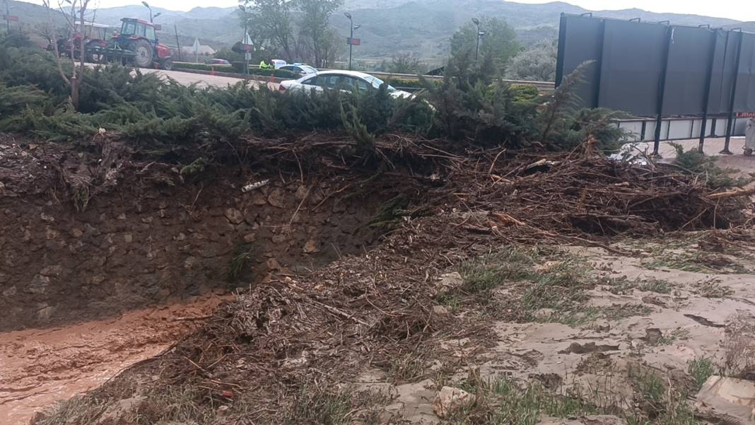 Sağanak bir ilimizde hayatı felç etti! Evleri su bastı, tren seferleri durdu 6